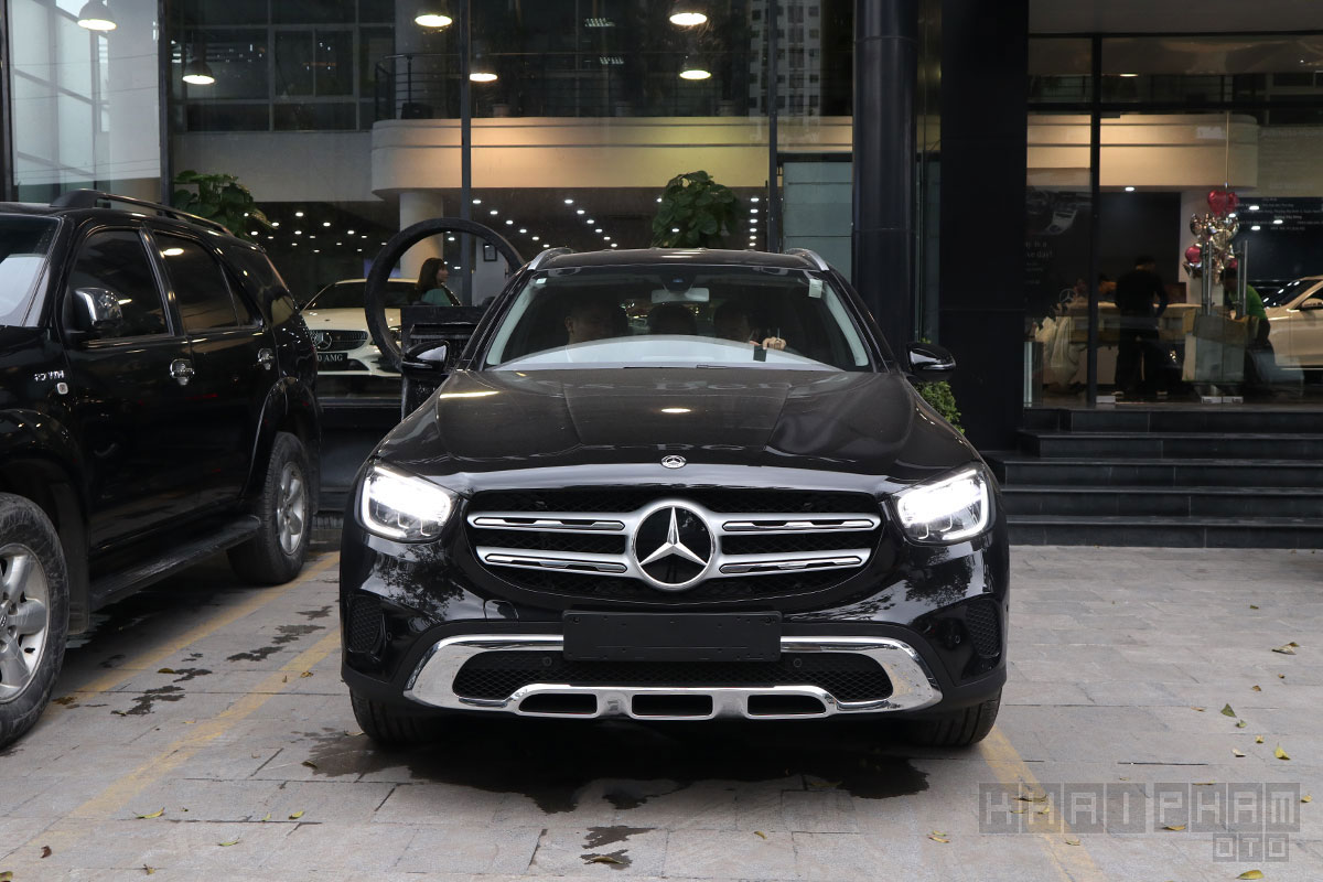 Ảnh chụp đèn pha xe Mercedes-Benz GLC 200 4Matic 2020 