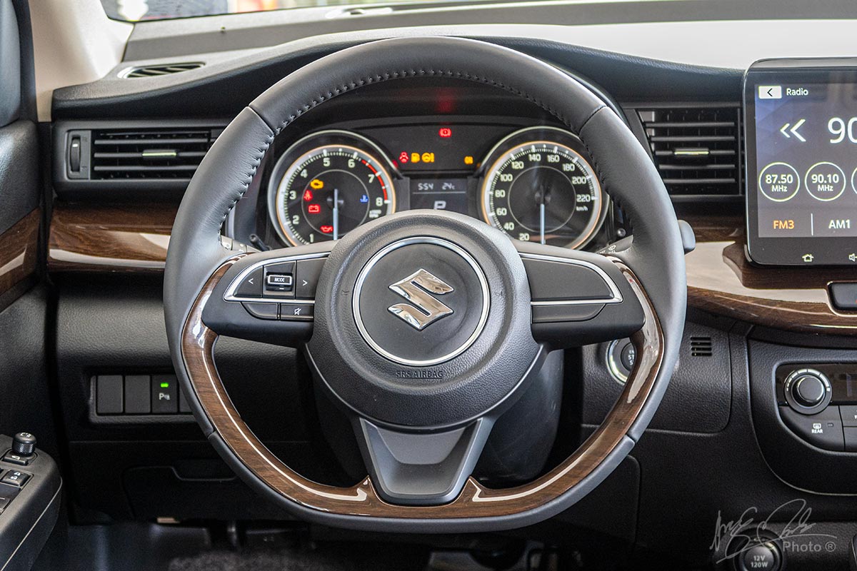Đánh giá xe Suzuki Ertiga 2020: Vô-lăng bọc da ốp giả gỗ có tính thẩm mỹ cao.