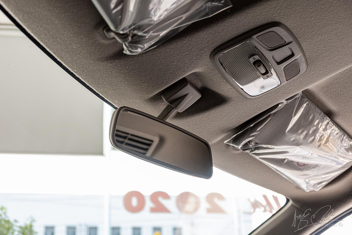 Đánh giá xe Suzuki Ertiga 2020: Gương chiếu hậu bên trong không có chế độ ban đêm.