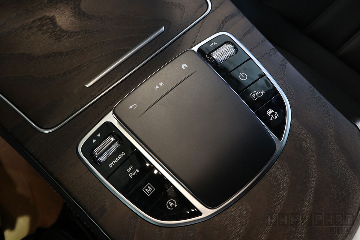 Ảnh hệ thống điều khiển xe Mercedes-Benz GLC 200 4Matic 2020 