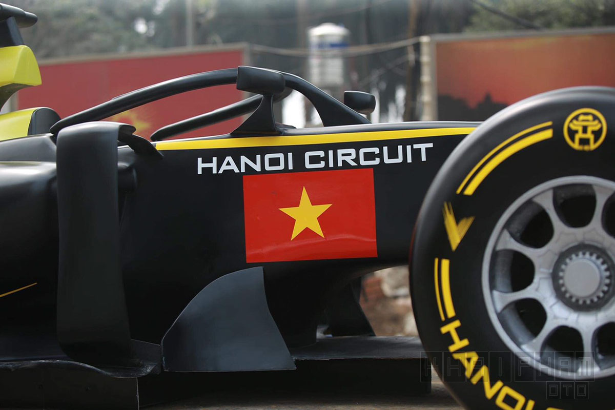 Mô hình xe đua F1 được diễu hành quanh Hà Nội, người dân nóng lòng chờ ngày khai cuộc a9