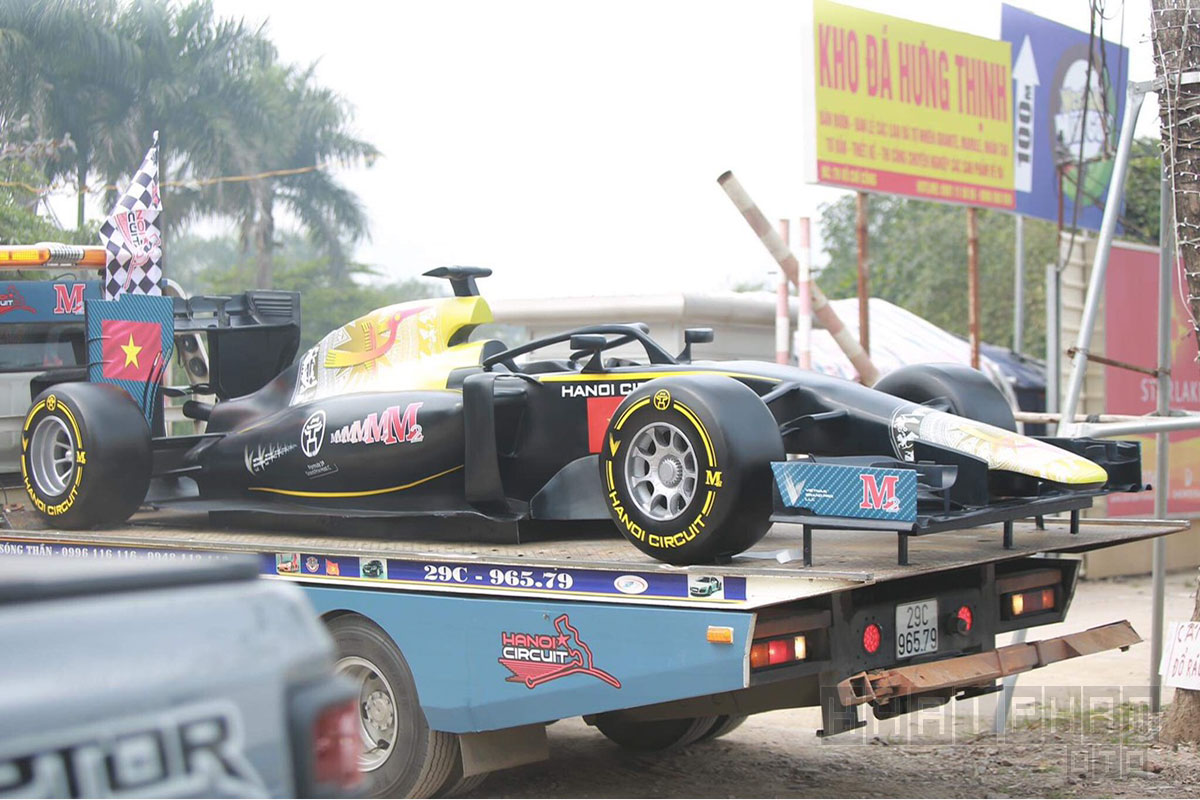 Mô hình xe đua F1 được diễu hành quanh Hà Nội, người dân nóng lòng chờ ngày khai cuộc a3