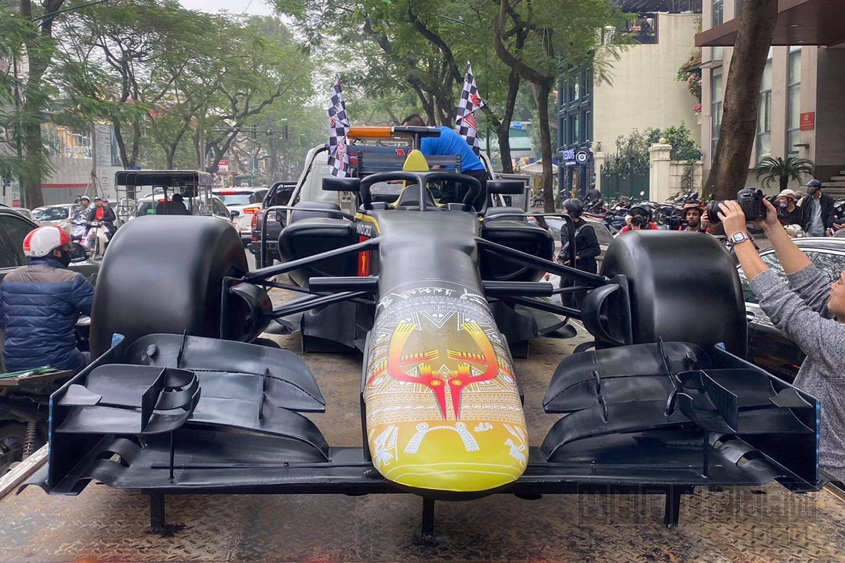 Mô hình xe đua F1 được chế tạo theo tỉ lệ 1:1 như một chiếc xe đua thật.