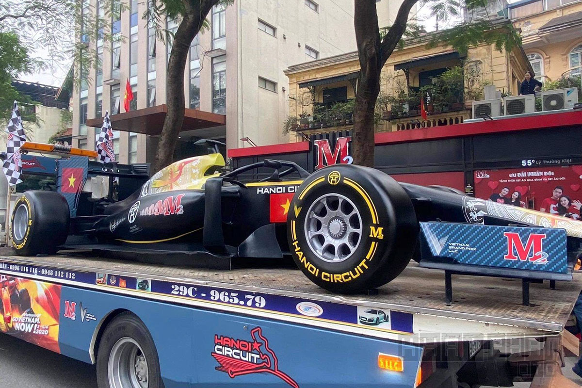 Sự xuất hiện của mô hình xe đua F1 thu hút được sự chú ý của nhiều người dân thủ đô.