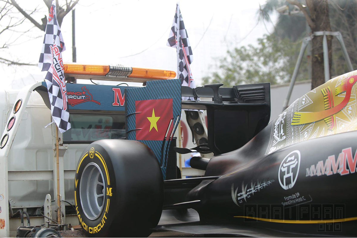 Mô hình xe đua F1 được diễu hành quanh Hà Nội, người dân nóng lòng chờ ngày khai cuộc a