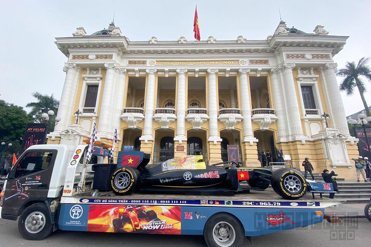 Mô hình xe đua F1 được diễu hành qua các con phố lớn của Hà Nội.