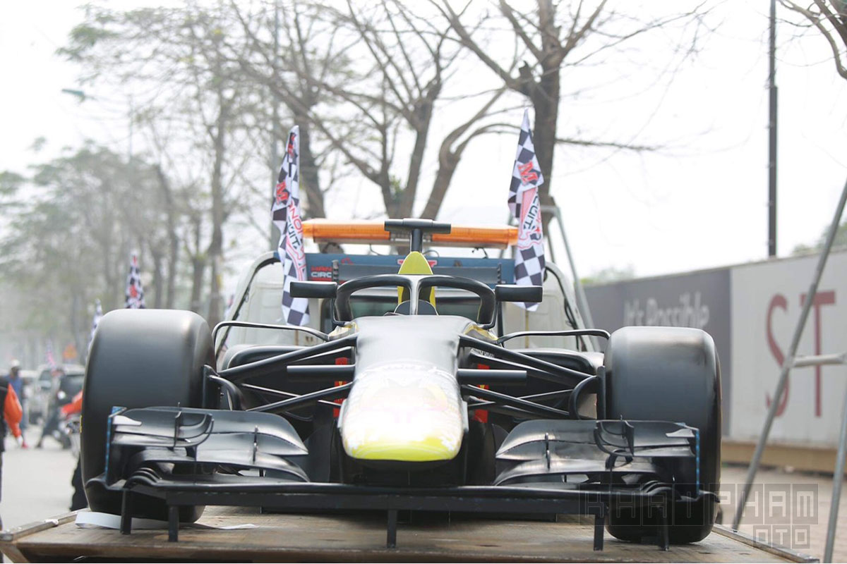 Mô hình xe đua F1 được diễu hành quanh Hà Nội, người dân nóng lòng chờ ngày khai cuộc a10