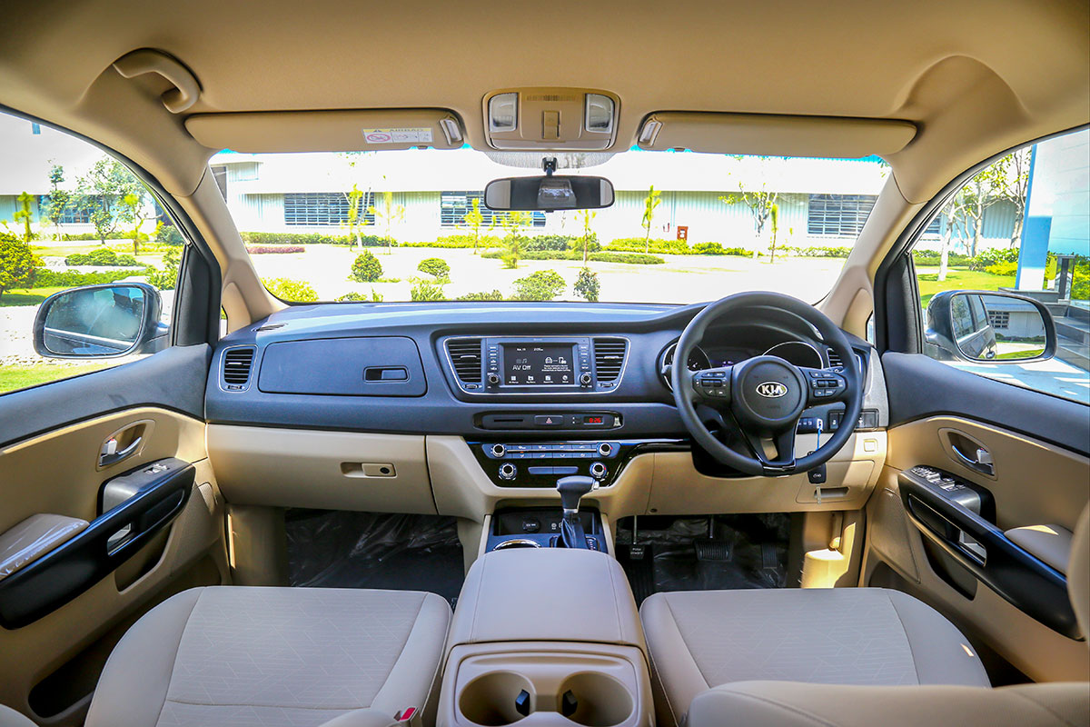 Vô-lăng của mẫu xe Kia Sedona xuất khẩu sẽ đảm bảo quy định giao thông của Thái Lan.