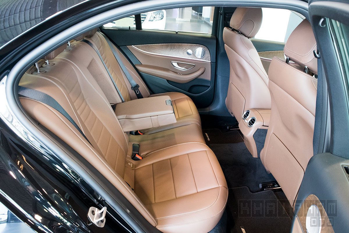 Ảnh chụp ghế sau xe Mercedes-Benz E 200 Exclusive 2020 