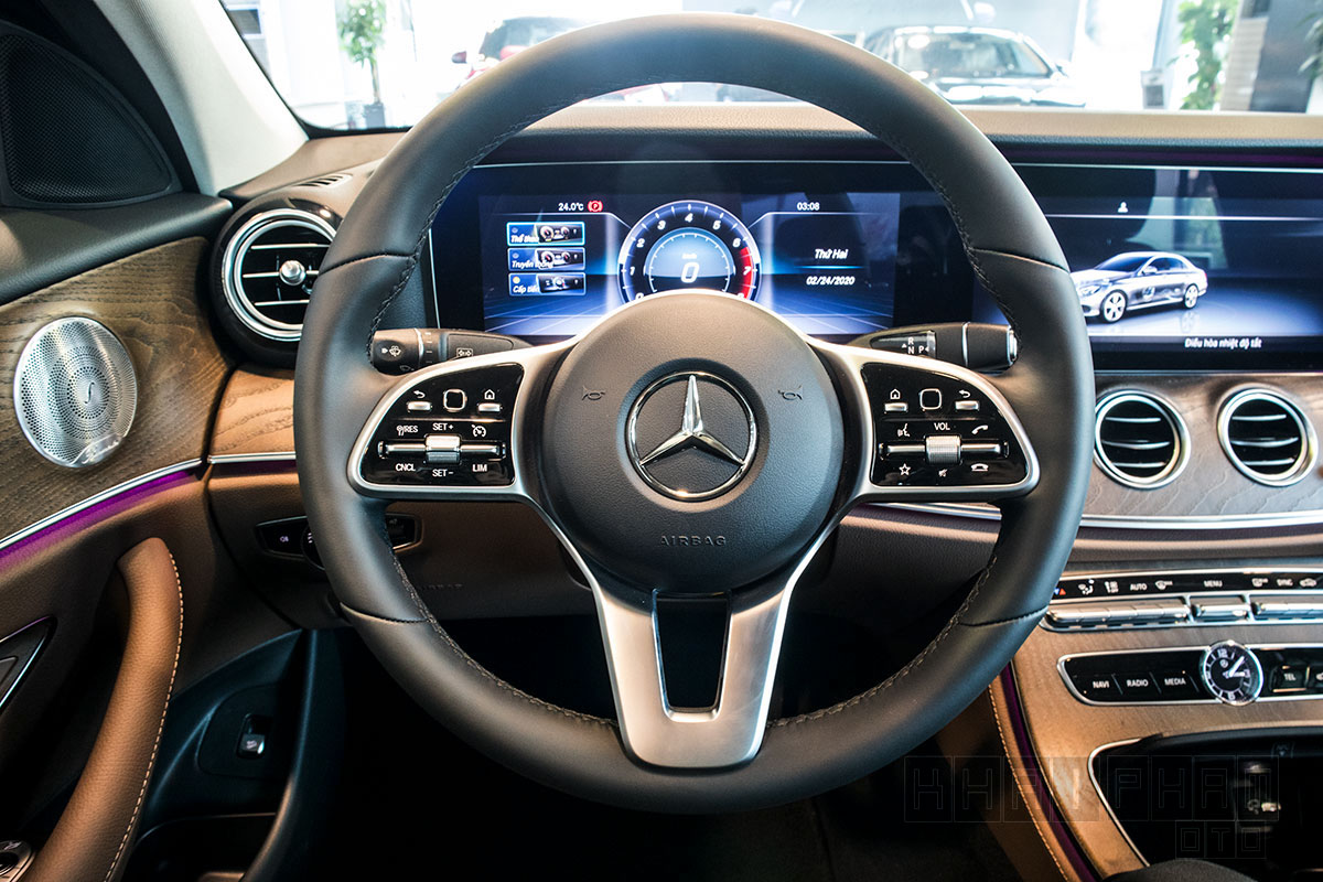 Ảnh chụp vô-lăng xe Mercedes-Benz E 200 Exclusive 2020 