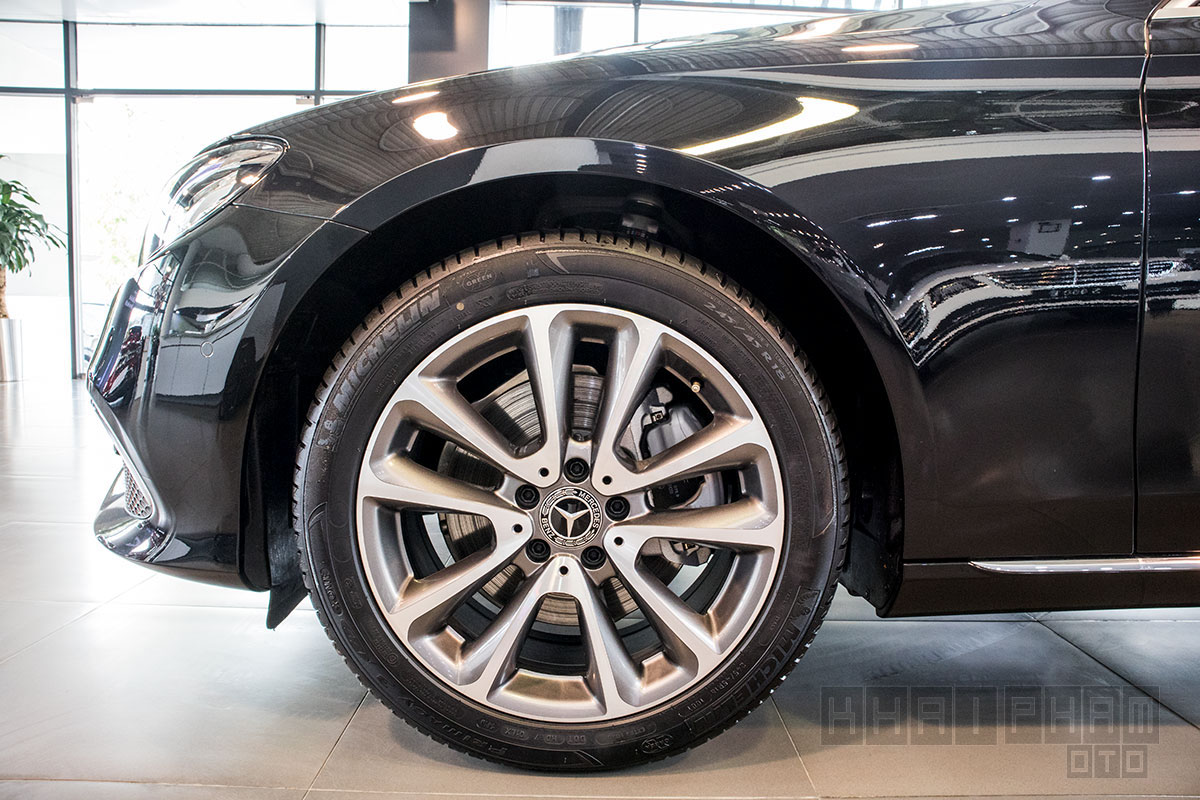 Ảnh chụp la-zăng xe Mercedes-Benz E 200 Exclusive 2020 