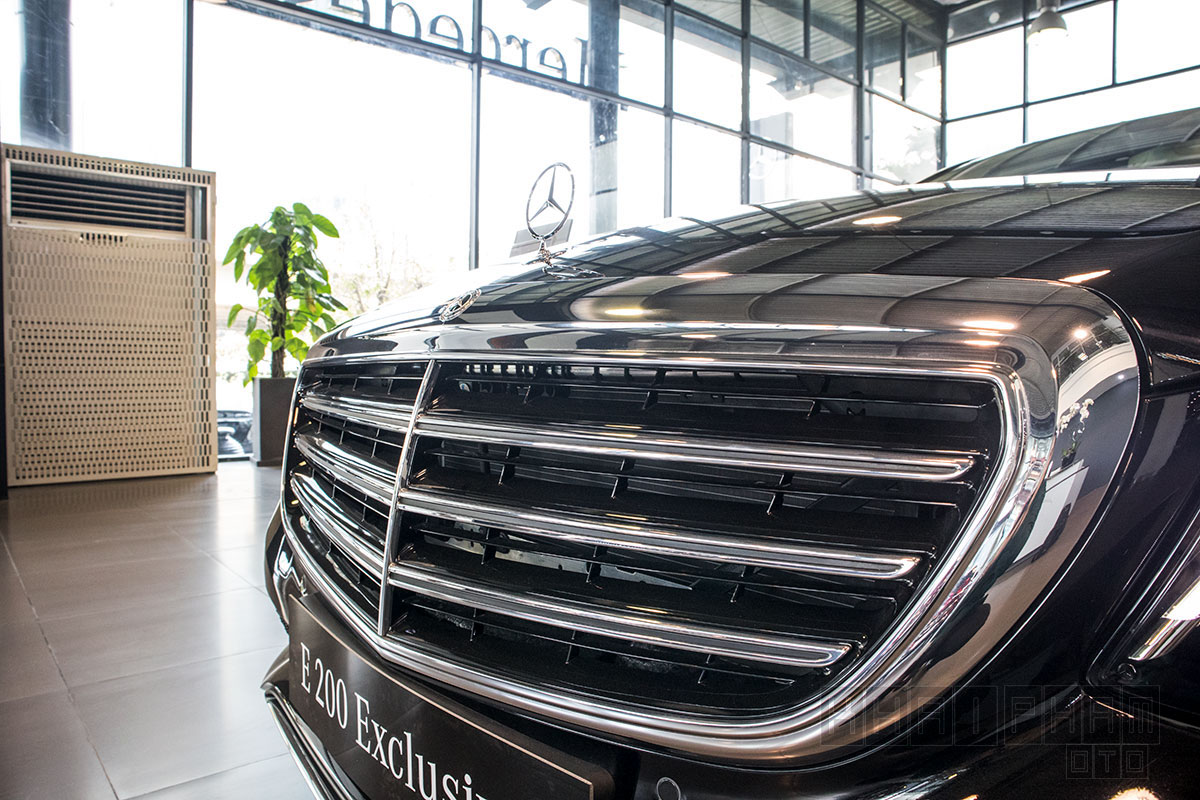 Ảnh chụp lưới tản nhiệt xe Mercedes-Benz E 200 Exclusive 2020 