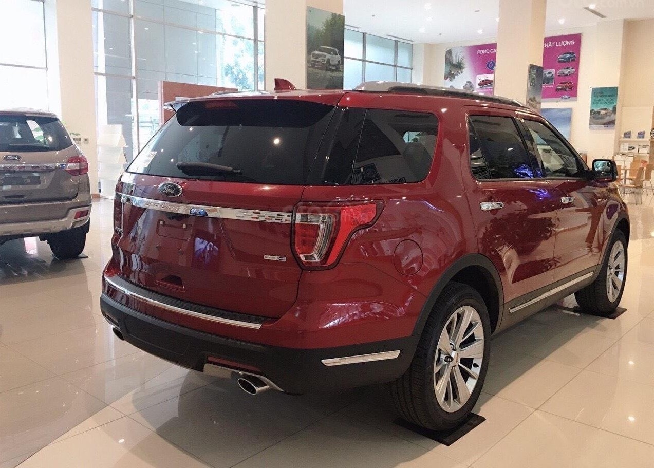 Tháng 2/2020, một số đại lý rao bán xe&nbsp;Ford Explorer với ưu đãi gần 300 triệu đồng 1