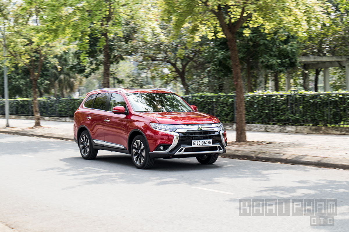 Ảnh chụp xe Mitsubishi Outlander 2020 đang chạy