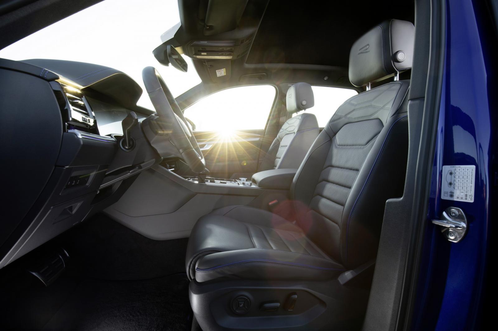 Siêu SUV Volkswagen Touareg R sở hữu nội thất bắt mắt.