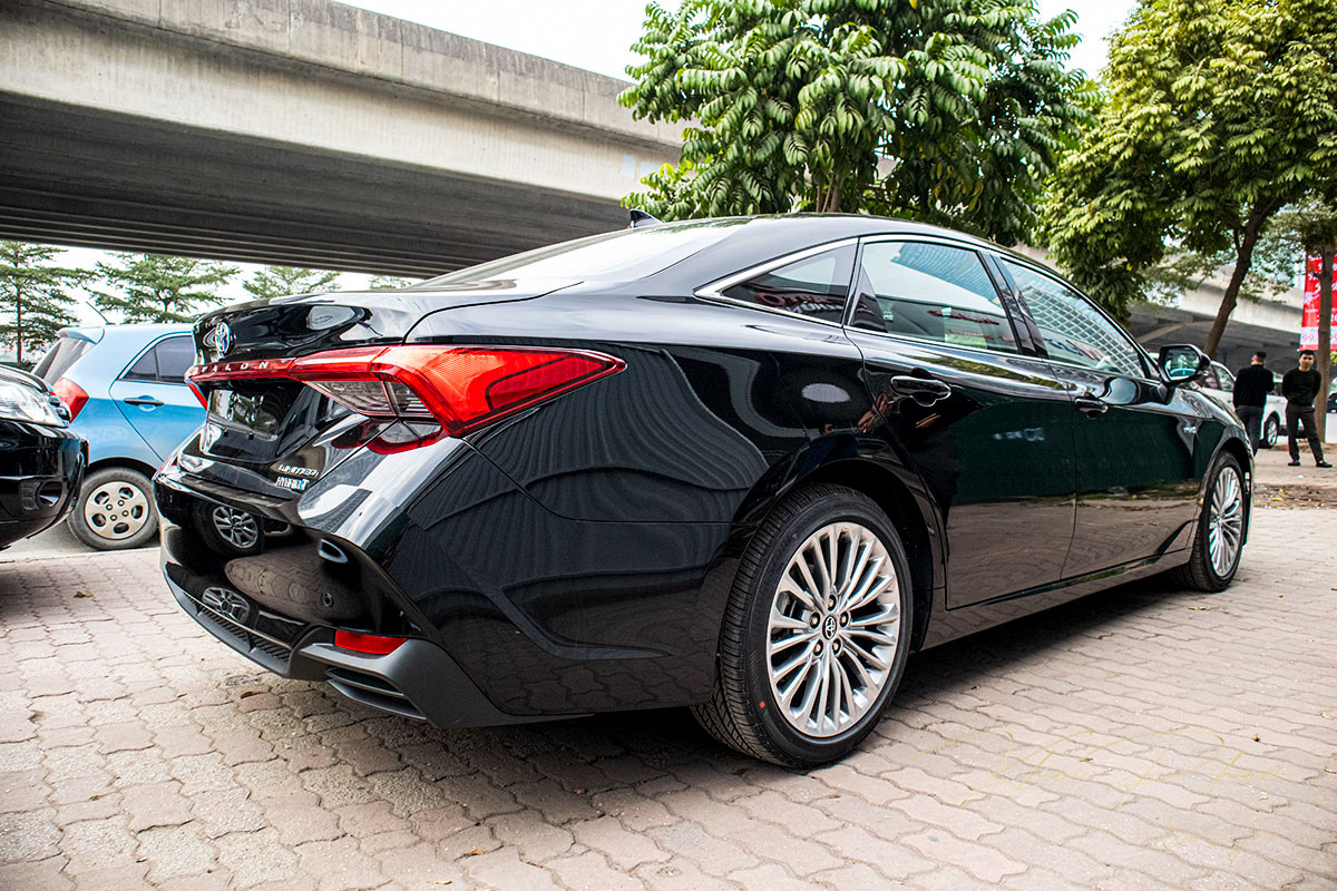 Ảnh chụp đuôi xe Toyota Avalon 2020