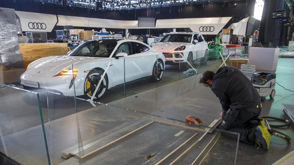 Triển lãm ô tô Geneva 2020 lo sợ virus corona, yêu cầu tháo gỡ gian hàng.