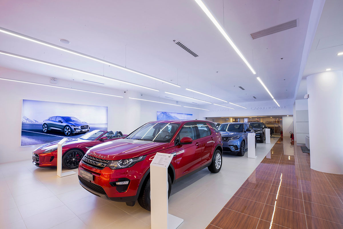 Khách hàng có thể chiêm ngưỡng những mẫu xe Jaguar và Land Rover mới nhất tại phòng trưng bày này.