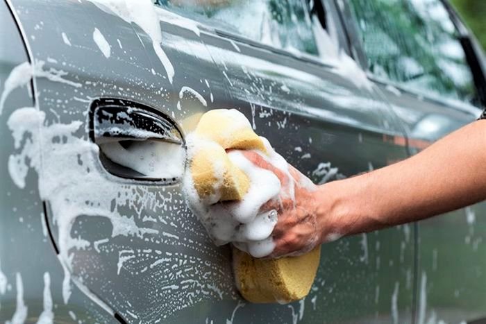 Tự rửa ô tô tại nhà có thể khiến xe dễ hỏng hơn Tự rửa ô tô tại nhà có thể khiến xe dễ hỏng hơn 1