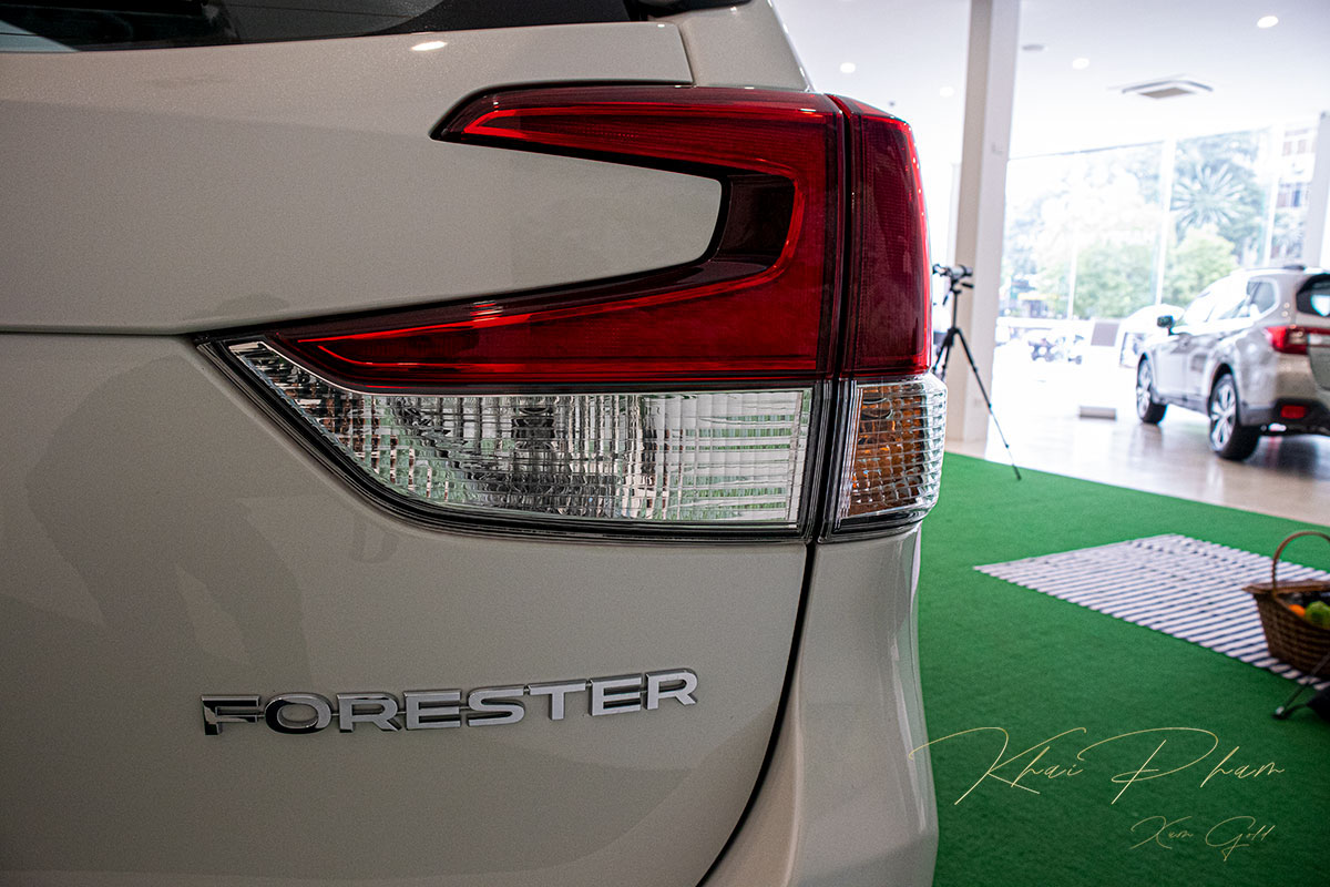 Ảnh chụp đèn hậu xe Subaru Forester 2020 