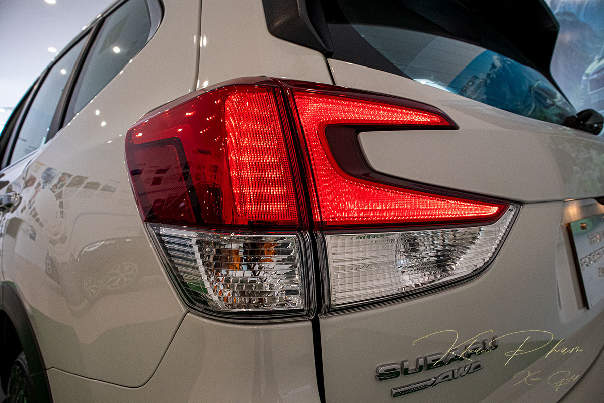 Ảnh chụp đèn hậu LED xe Subaru Forester 2020 1