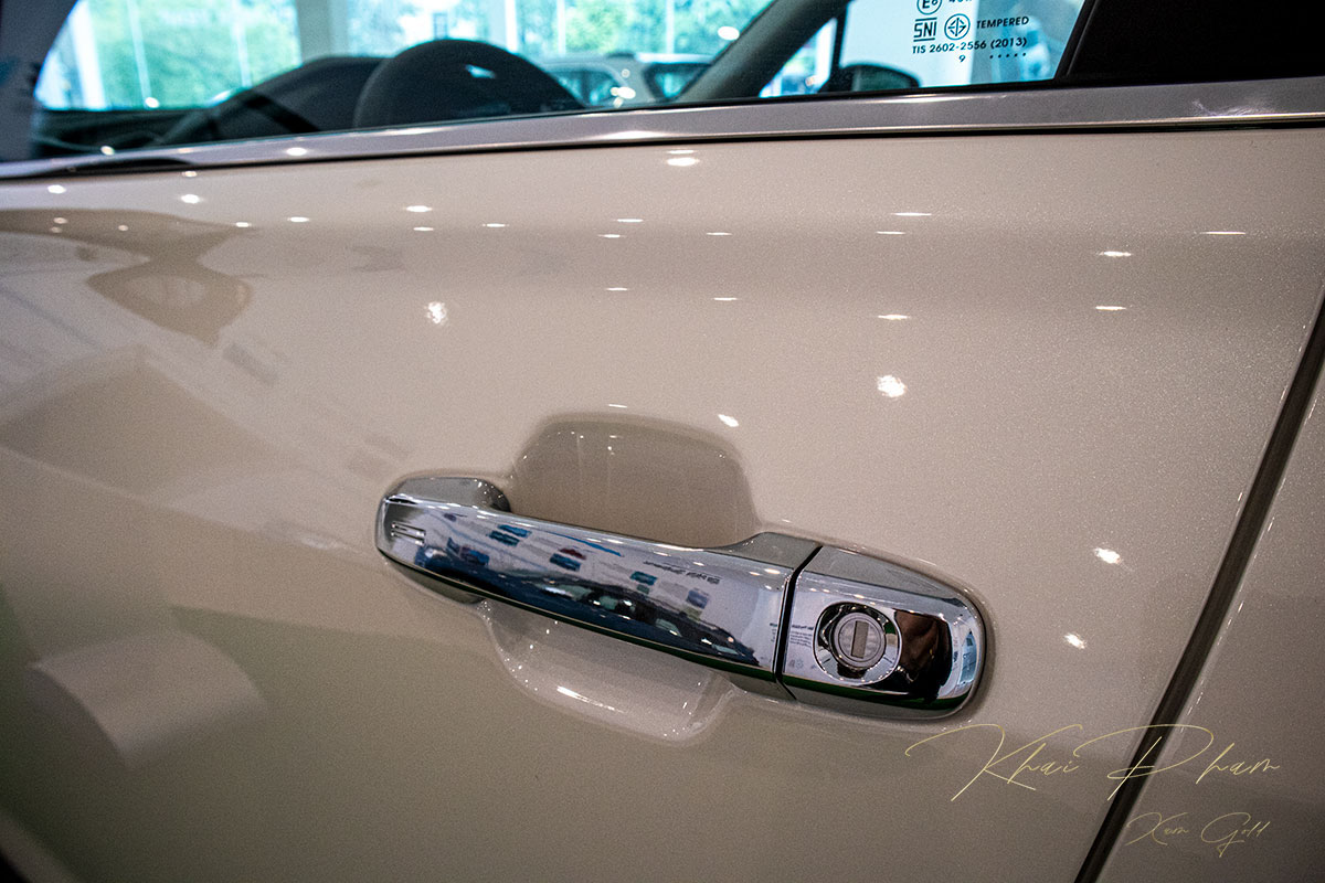 Ảnh chụp tay nắm cửa xe Subaru Forester 2020 