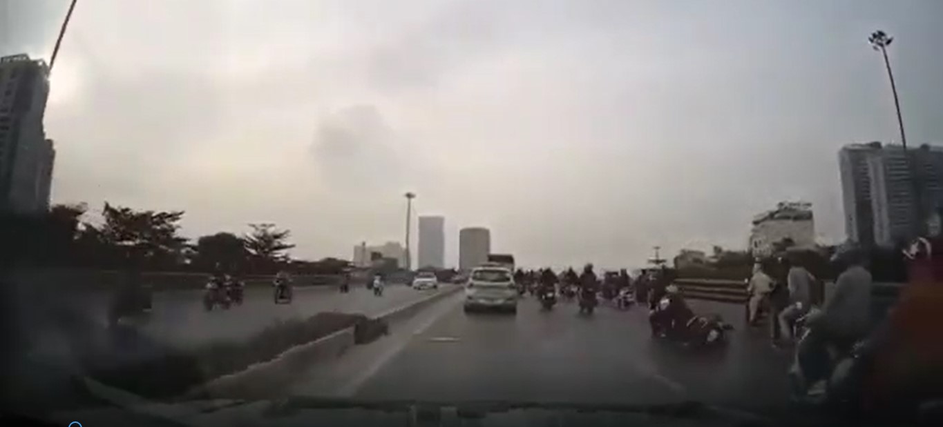 Thoát chết khi tai nạn trước đầu ô tô nhờ phanh tự động bởi đây là chiếc xe "An toàn nhất thế giới" a1