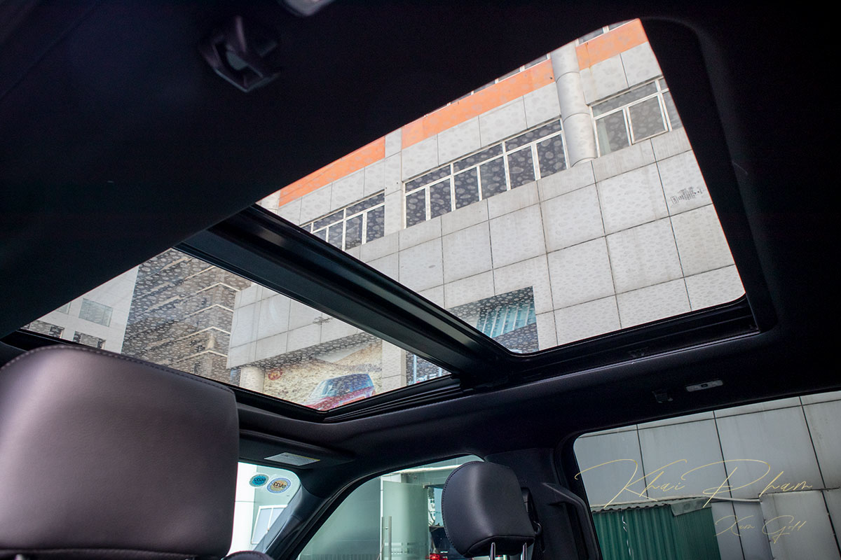 Ảnh chụp cửa sổ trời xe Ford F-150 Raptor Black Edition 2020