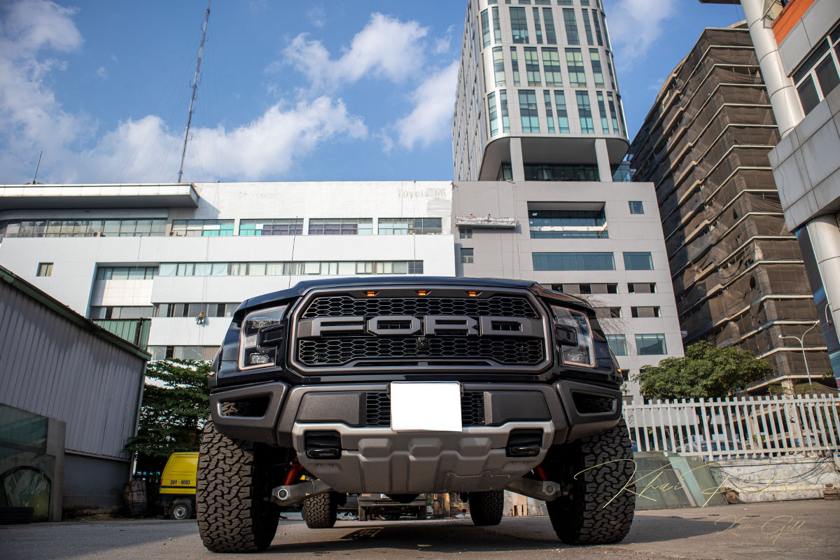Ảnh chụp trước xe thấp Ford F-150 Raptor Black Edition 2020 