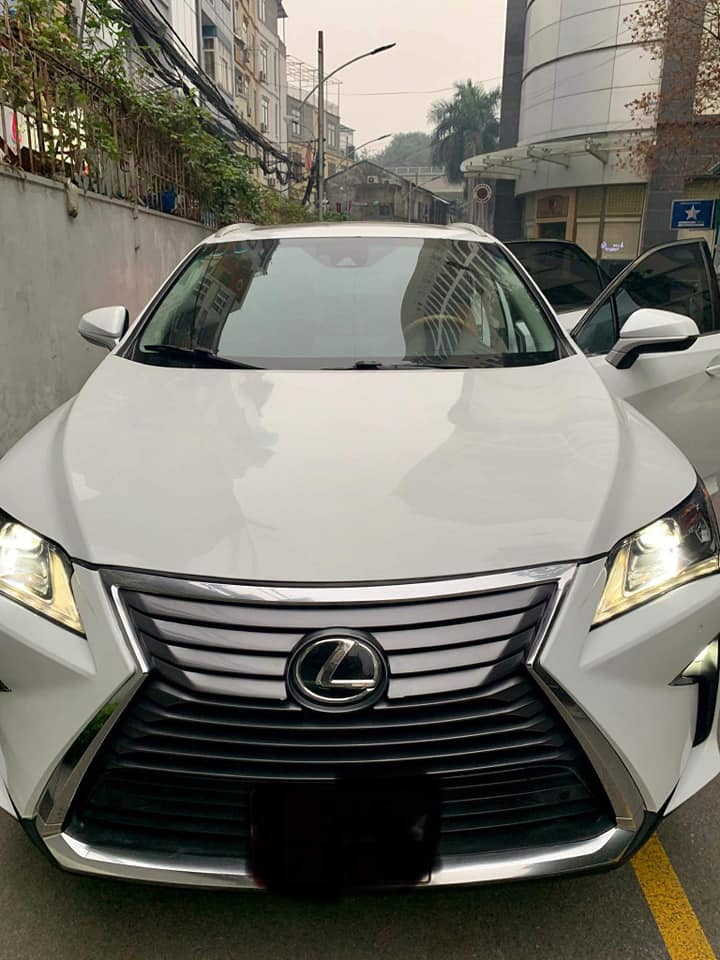 Lexus RX 350 2017 xuất xứ Campuchia được rao bán với giá 900 triệu đồng.