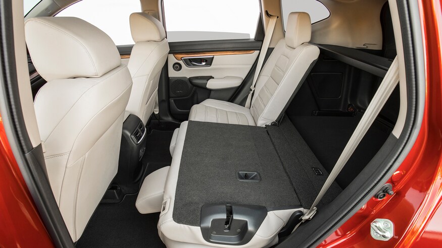 10 mẫu SUV ghế gập siêu rộng - Honda CR-V 2020 mân mê hàng ghế.