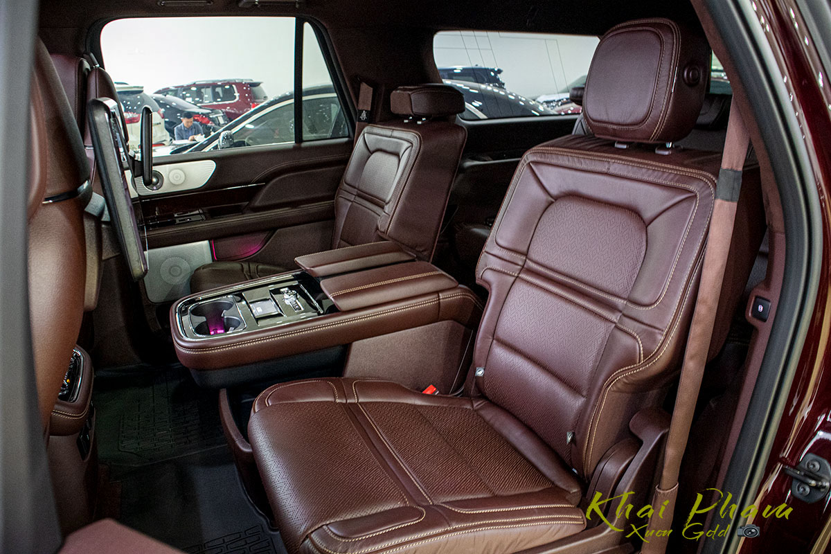 Ảnh chụp ghế sau xe Lincoln Navigator Black Label 2020 
