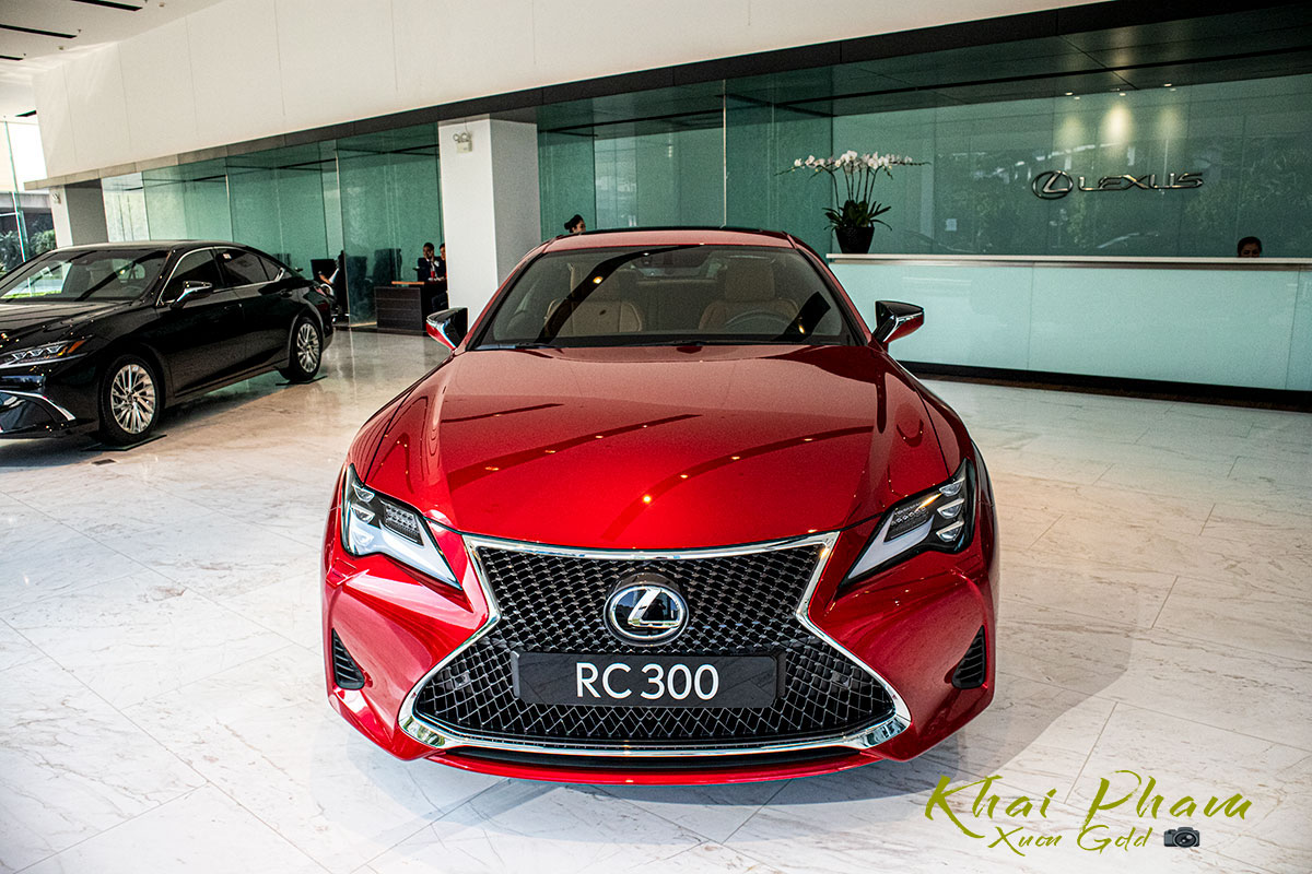 Ảnh chụp trước xe Lexus RC 300 2020