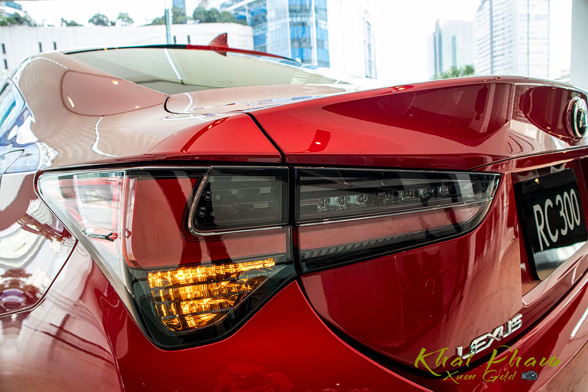 đèn xi-nhan sau xe Lexus RC 300 2020