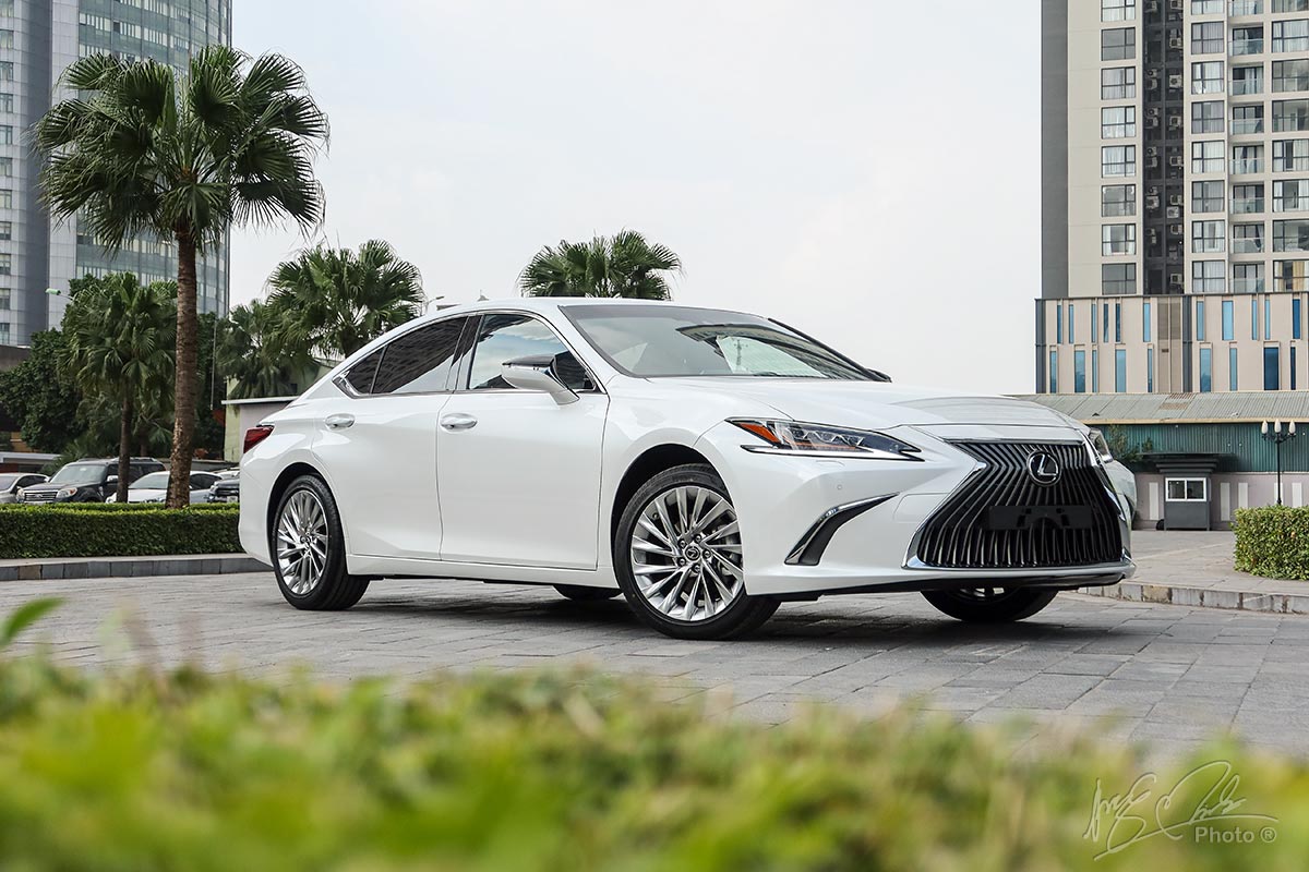 Ảnh chụp trước xe  Lexus ES 250