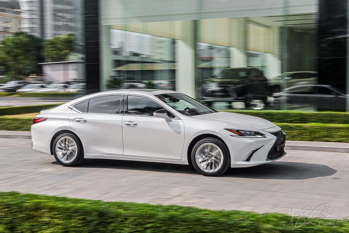 Ảnh chụp trước xe  Lexus ES 250