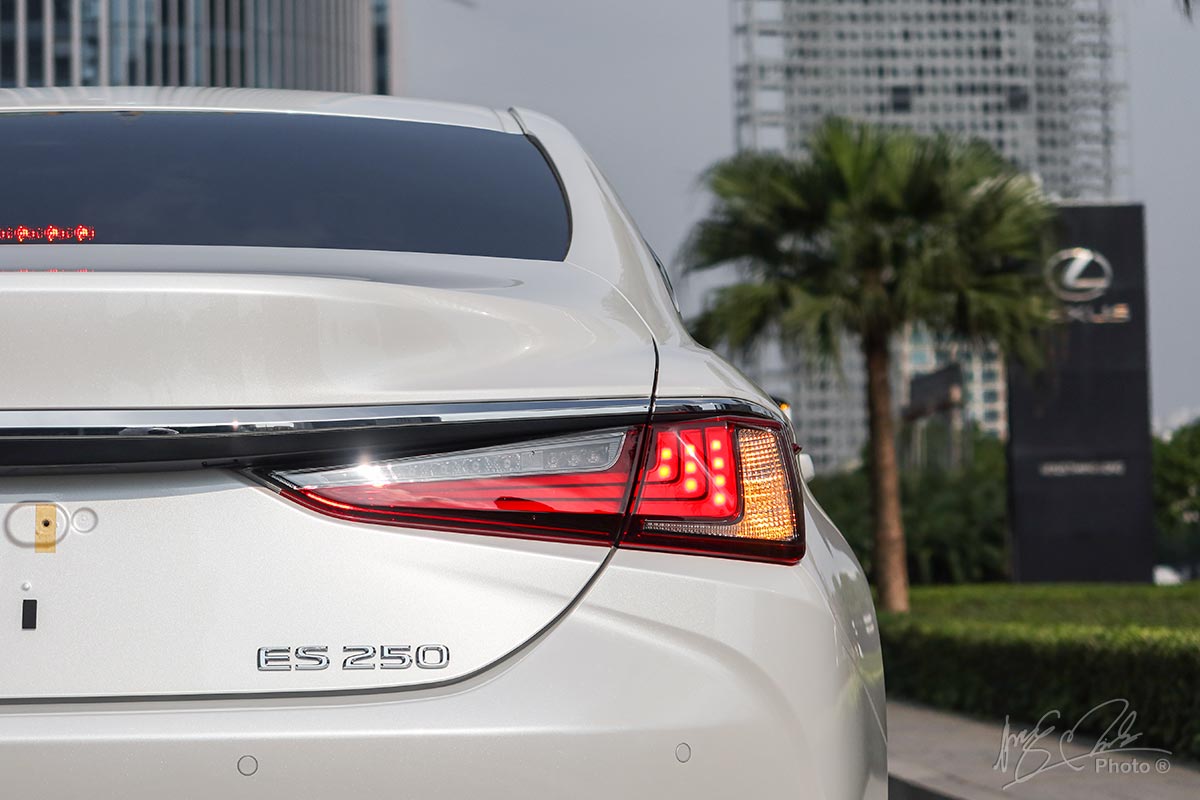 Ảnh chụp đèn hậu xe Lexus ES 250 2020