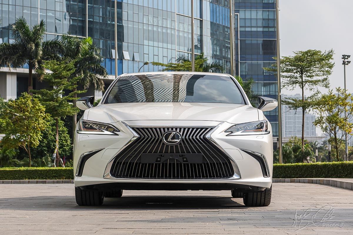 Ảnh chụp đầu xe Lexus ES 250 2020