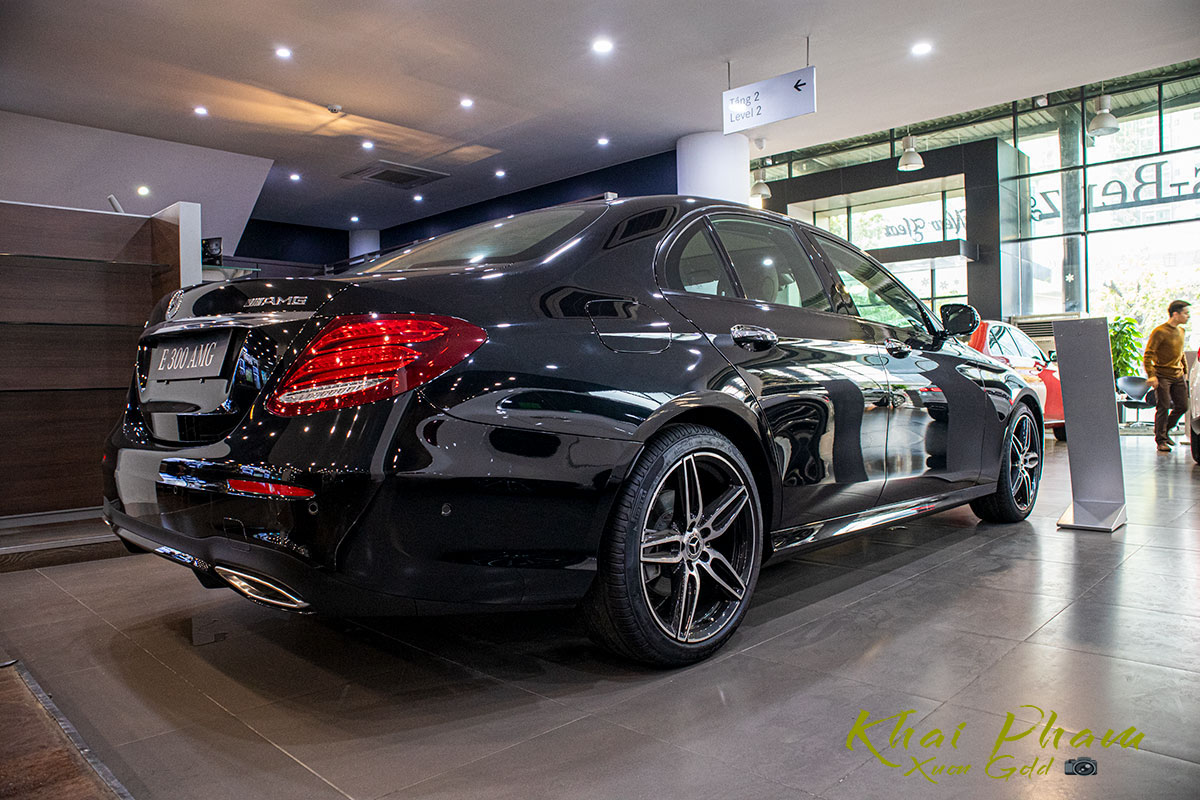 Ảnh chụp sau xe Mercedes-Benz E 300 AMG 2020 