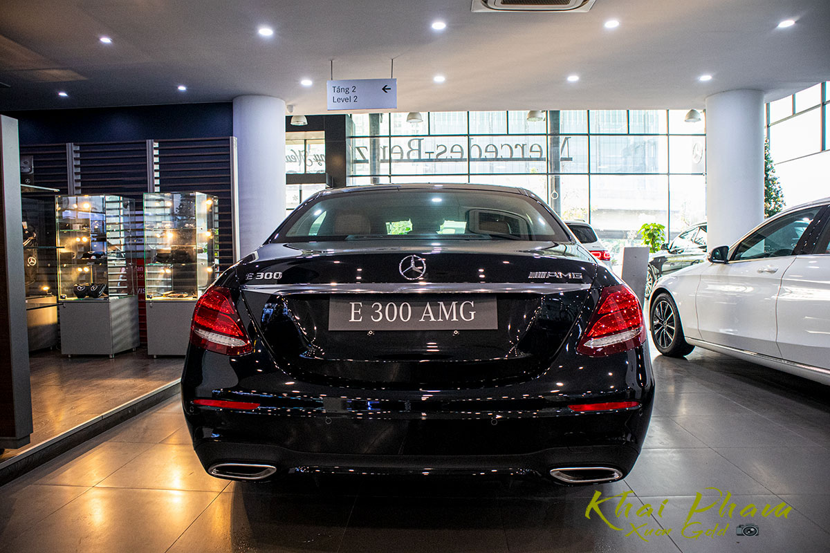 Ảnh chụp đuôi xe Mercedes-Benz E 300 AMG 2020 