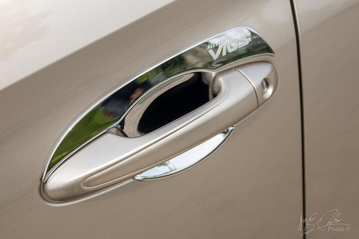 Đánh giá xe Toytoa Vios 2020 phiên bản 1.5E MT: Tay nắm cửa trùng màu thân xe.