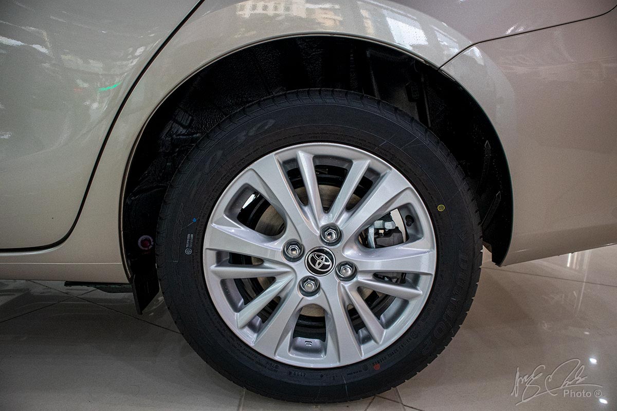 Đánh giá xe Toyota Vios 2020 phiên bản 1.5E MT: phanh đĩa có mặt trên 4 bánh xe.