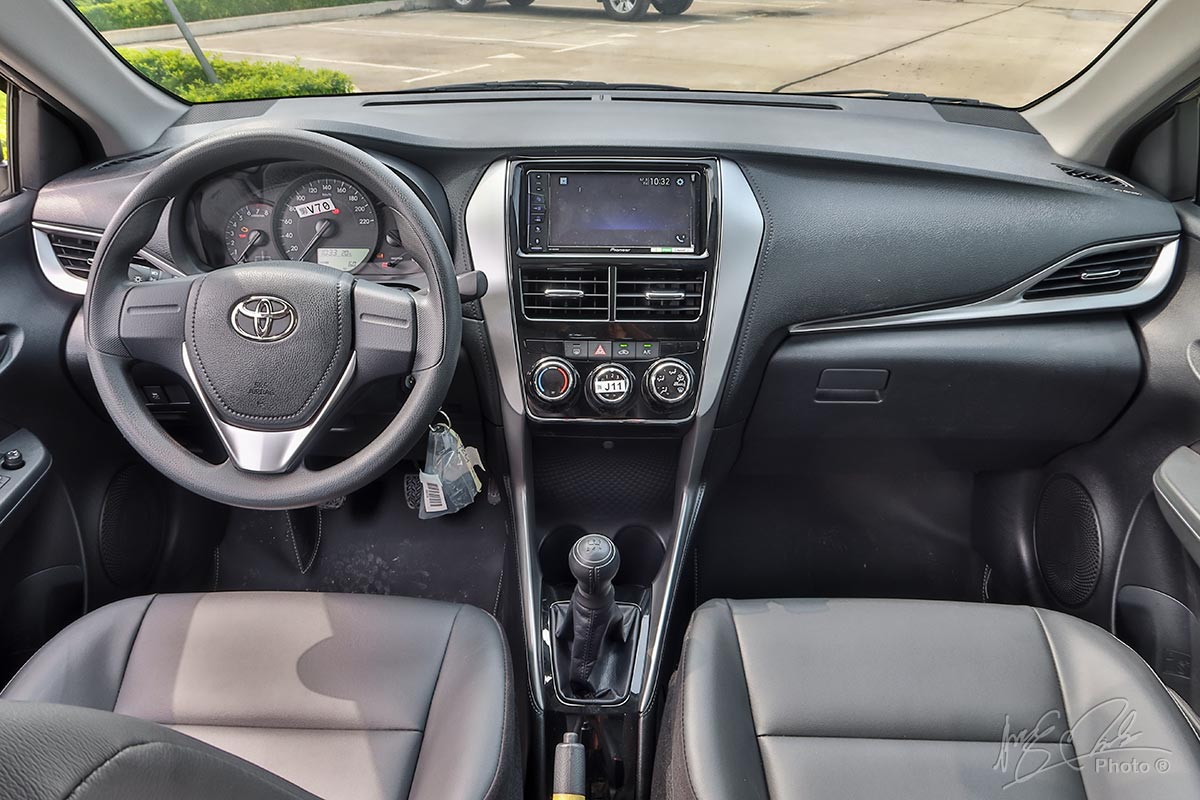 Đánh giá xe Toyota Vios 2020 phiên bản 1.5E MT: Nội thất tông màu đen.