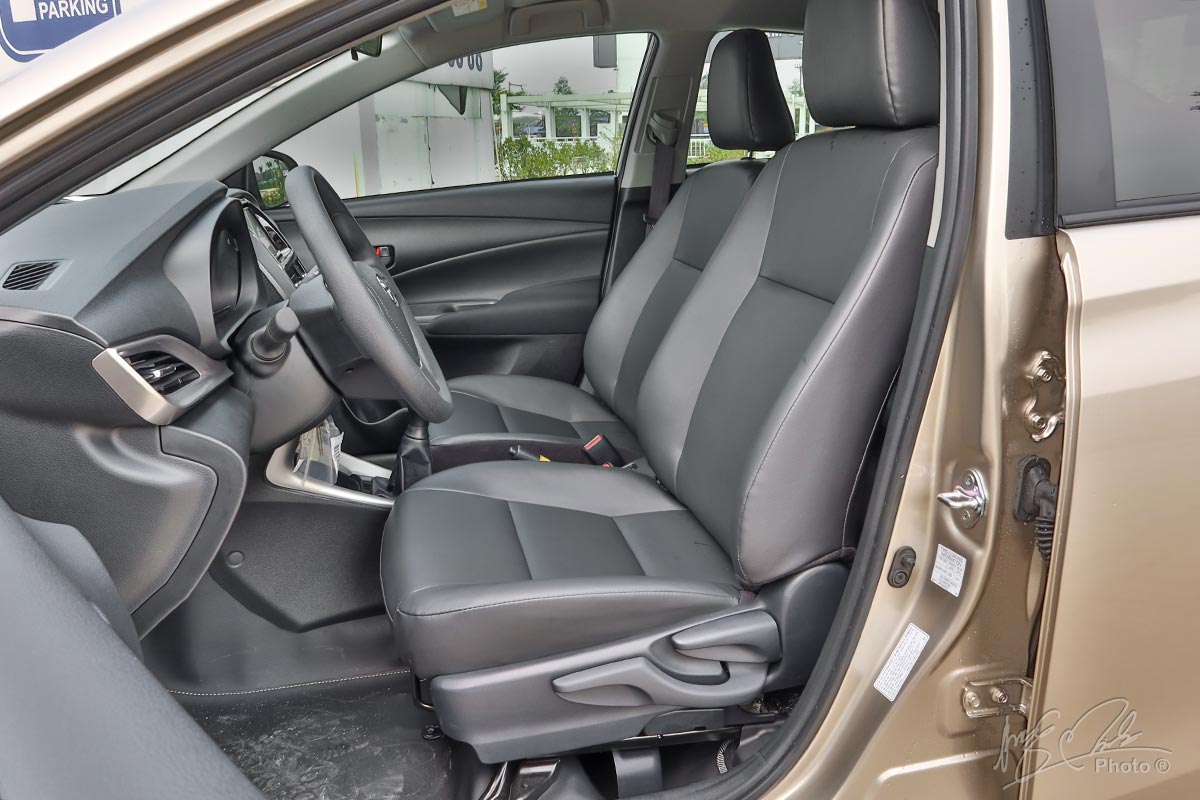 Đánh giá xe Toyota Vios 2020 phiên bản 1.5E MT: Ghế lái chỉnh tay 6 hướng.
