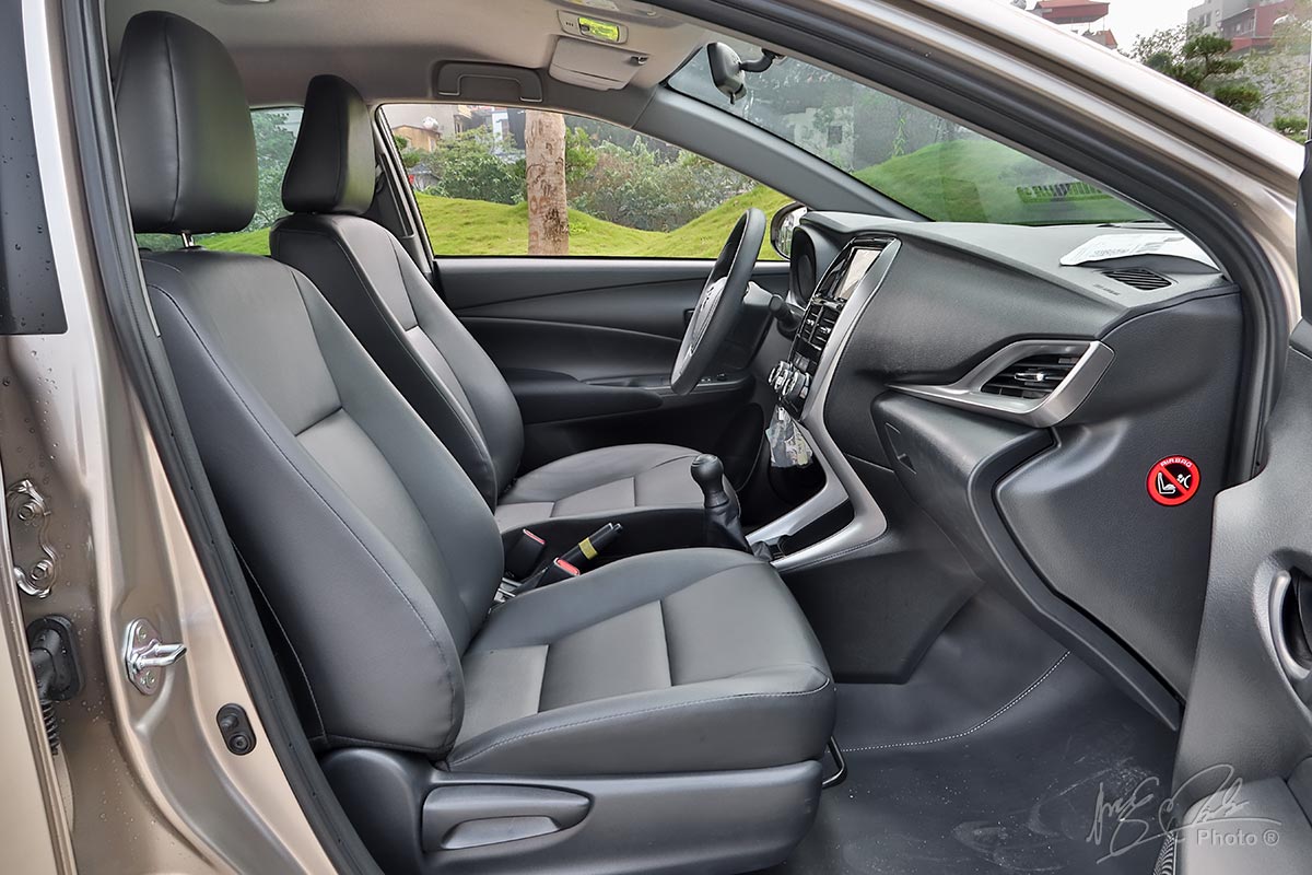 Đánh giá xe Toyota Vios 2020 phiên bản 1.5E MT: Ghế bên phụ chỉnh tay 4 hướng.