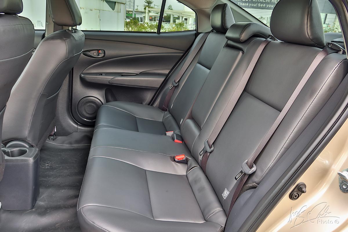 Đánh giá xe Toyota Vios 2020 phiên bản 1.5E MT: Không gian ngồi rộng rãi dành cho hành khách phía sau.