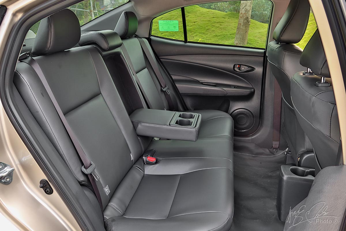 Đánh giá xe Toyota Vios 2020 phiên bản 1.5E MT: Tựa tay dành cho hành khách phía sau.