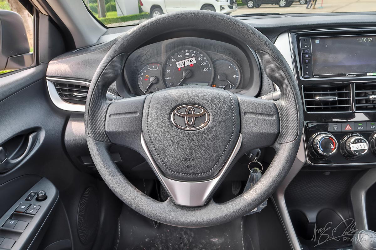 Đánh giá xe Toyota Vios 2020 phiên bản 1.5E MT: Vô-lăng không có bất kỳ nút bấm nào.