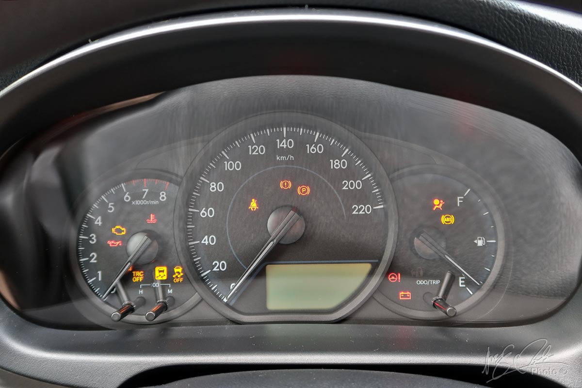 Đánh giá xe Toyota Vios 2020 phiên bản 1.5E MT: Cụm đồng hồ được thiết kế tối giản.