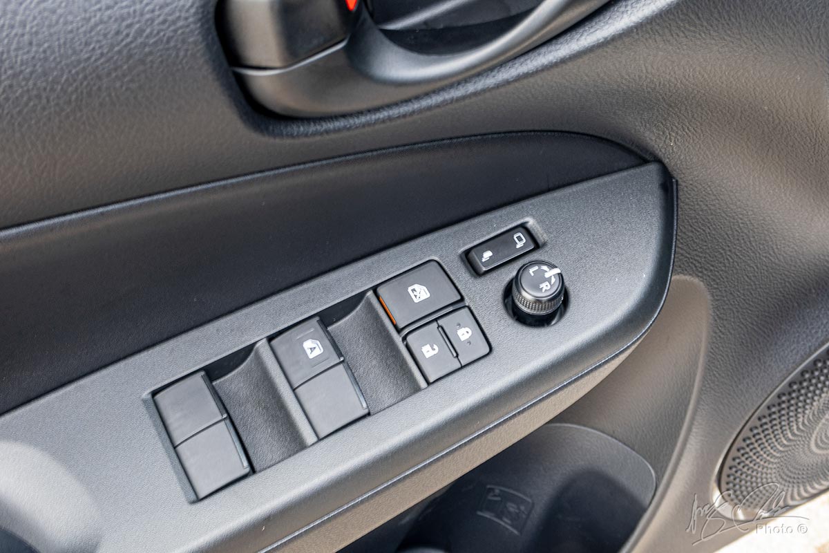 Đánh giá xe Toyota Vios 2020 phiên bản 1.5E MT: Gương chỉnh điện gập điện từ bên trong.